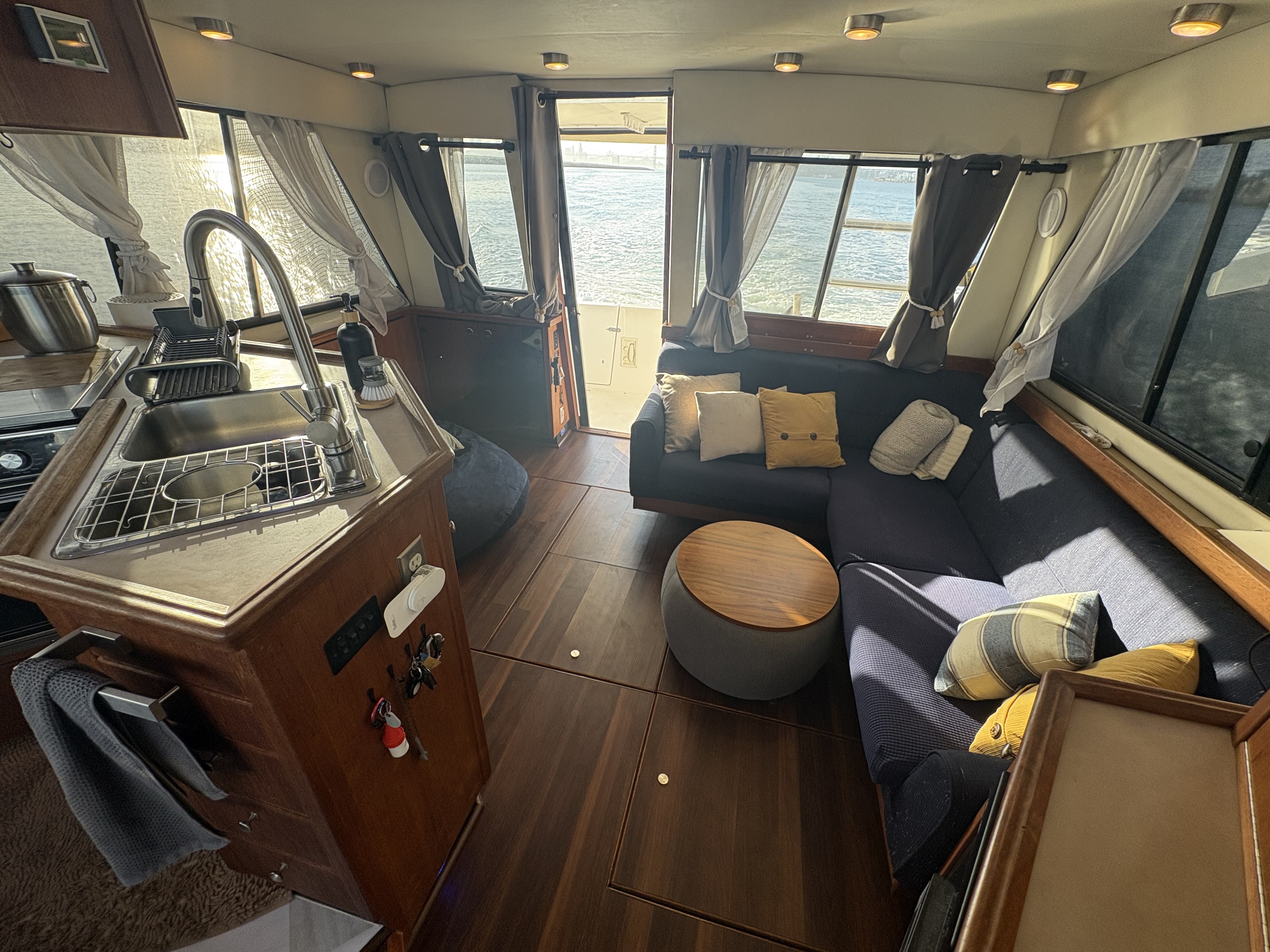 Flybridge and upper deck of Bayliner 3988 yacht charter