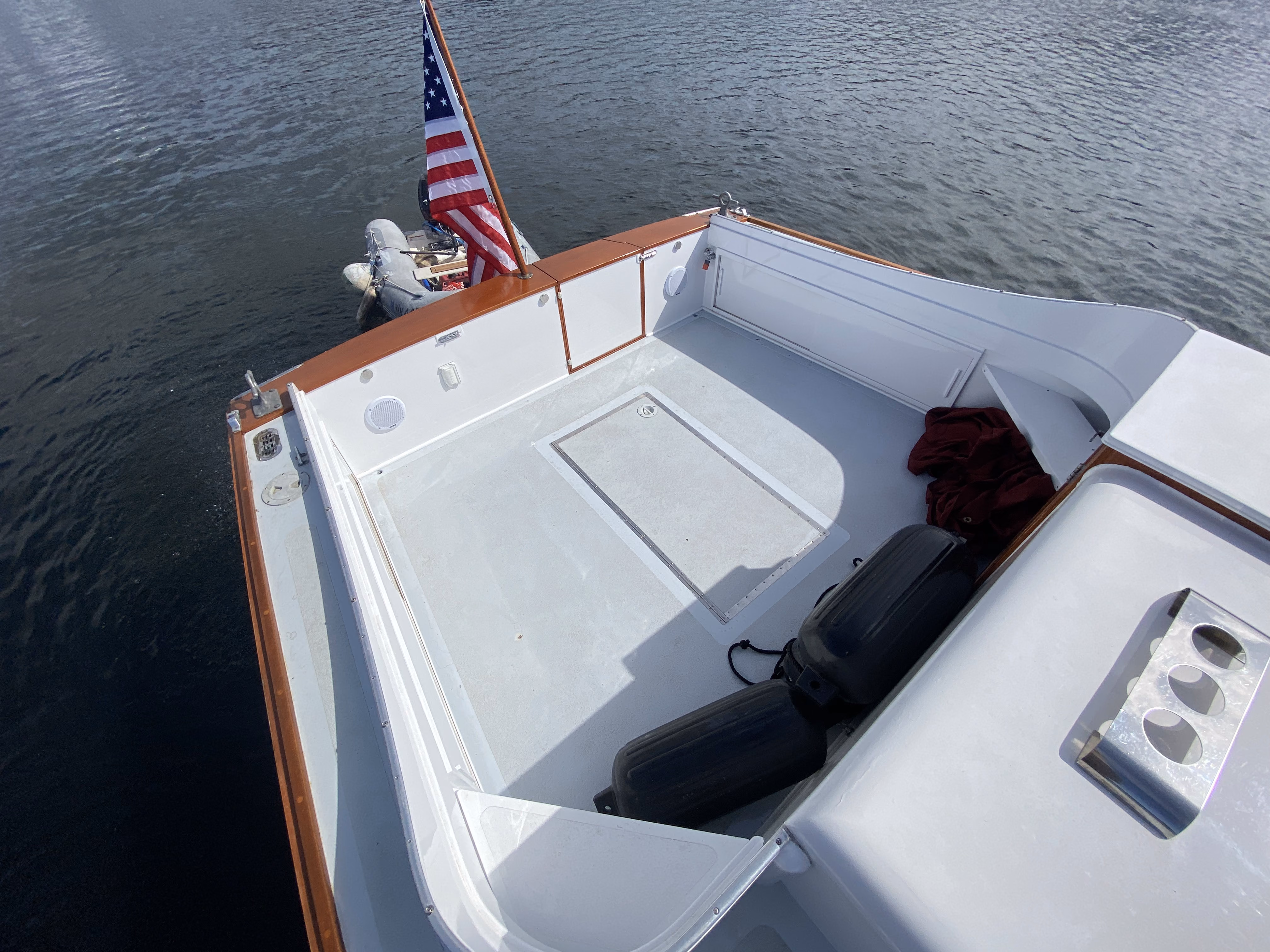 Deck space and layout of Huckins 48-foot yacht