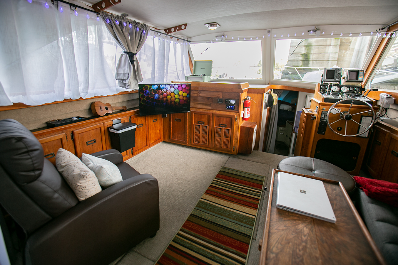 Pacemaker 40 flybridge helm and captain station