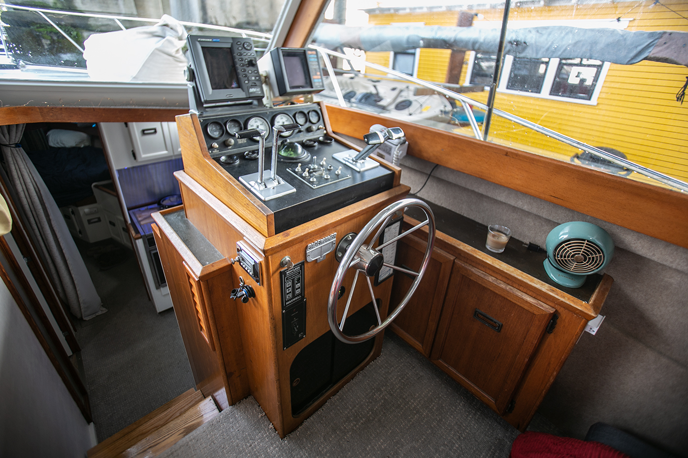 Deck and fishing cockpit of Pacemaker 40 charter